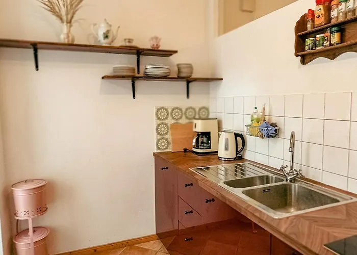 Апартаменты Huge-elegant-art 5 Beds Flat In Schoeneberg Берлин