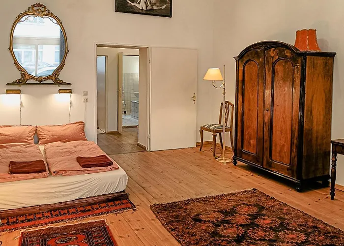 Апартаменты Huge-elegant-art 5 Beds Flat In Schoeneberg Берлин