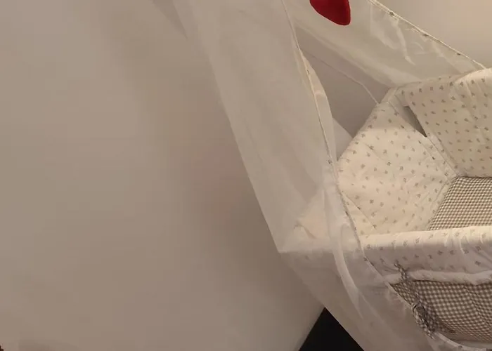 Апартаменты Huge-elegant-art 5 Beds Flat In Schoeneberg