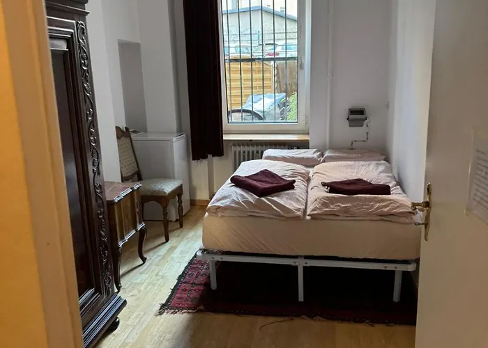 Апартаменты Huge-elegant-art 5 Beds Flat In Schoeneberg Берлин